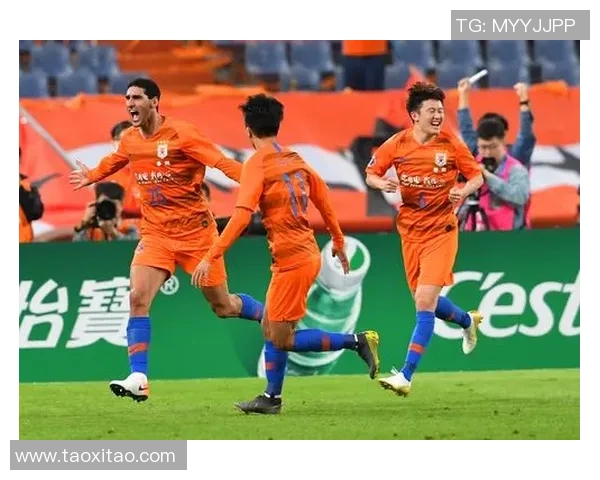 2017年鲁能与上港激战回顾：激情四溢的中超对决与精彩瞬间解析