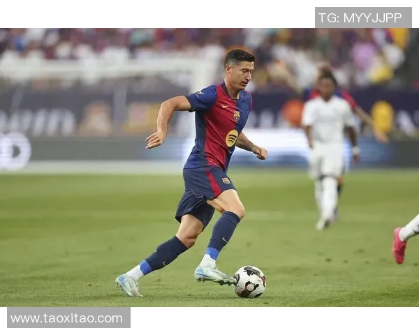 莱万状态火热欧冠赛场狂轰12球稳居射手榜首位